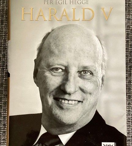 KONG HARAD «HARALD V» 1 stor, tung, meget flott bok av PER E. HEGGE. 2006