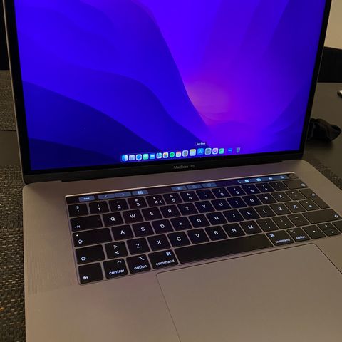 Macbook Pro / 15 tommer / 256 GB / 16 GB / 2,2 GHz i7