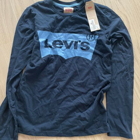 Tynn Levis-genser, str 14 år, kr 150