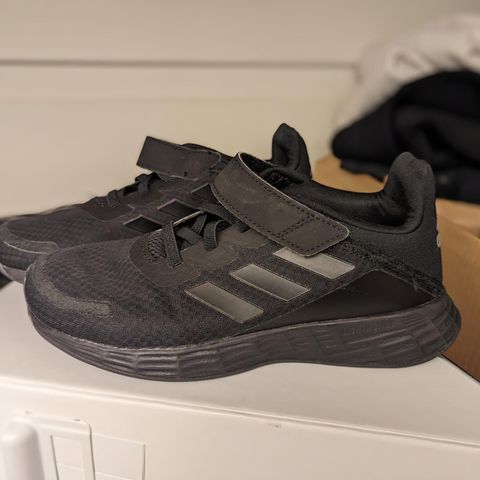 Adidas gymsko strl 33