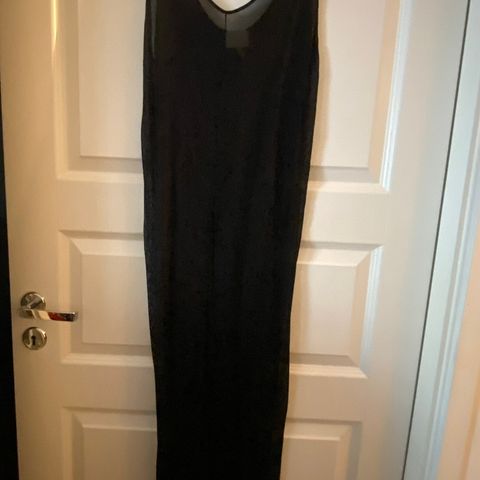 Lang svart mesh asymmetrisk ermeløs kjoleM, 150,-