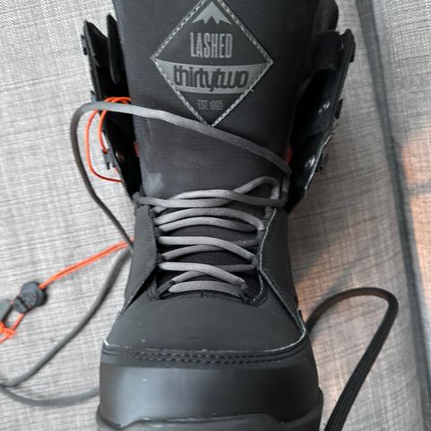 snowboard boots thirty two