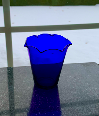 50-talls liten koboltblå vase i  glass. Lindshammars Glassverk i Sverige?