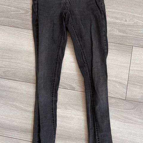 Svarte jeans fra Gina Tricot, modell Molly, str M
