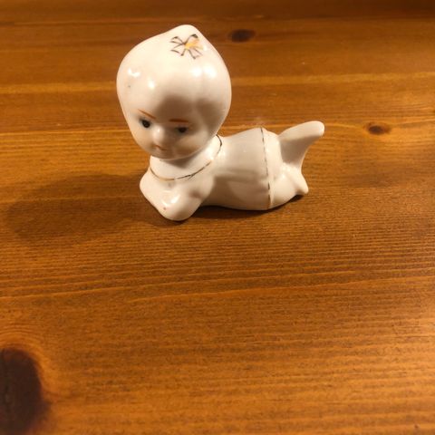 Figur i Porcelain baby jente (hentes/sendes)