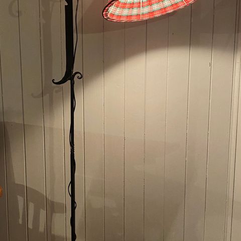 Vintage gulvlampe i smijern