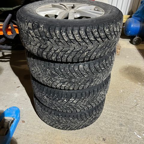 Greie vinterdekk med pigger på fine aluminiumsfelger. 215/65R16