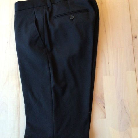 Sort dressbukse, slimfit fra Dressmann str. 30/34