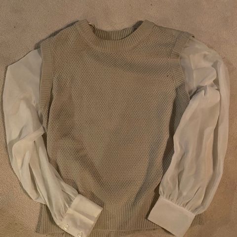 Søt genser - ser ut som bluse med pullover