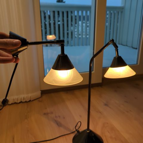 En vegglampe og en bordlampe i samme serie.