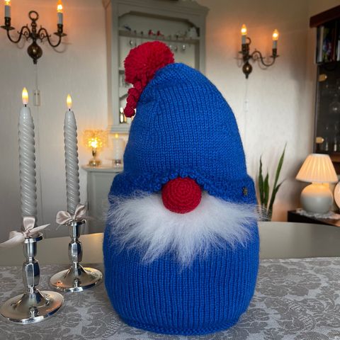 Håndstrikket nisse, ca 50cm. kr 199,-