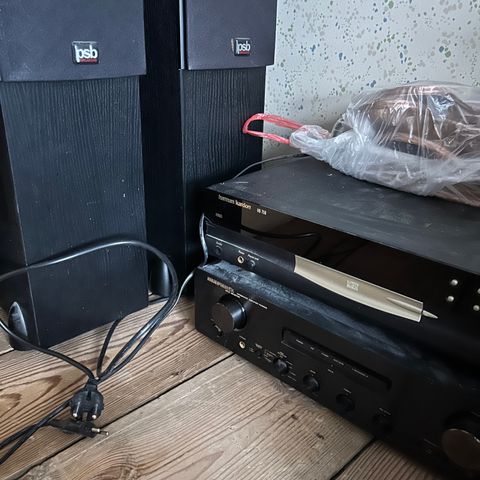 Lydanlegg, stereo: høytalere og forsterker, cd-spiller følger om ønskelig.