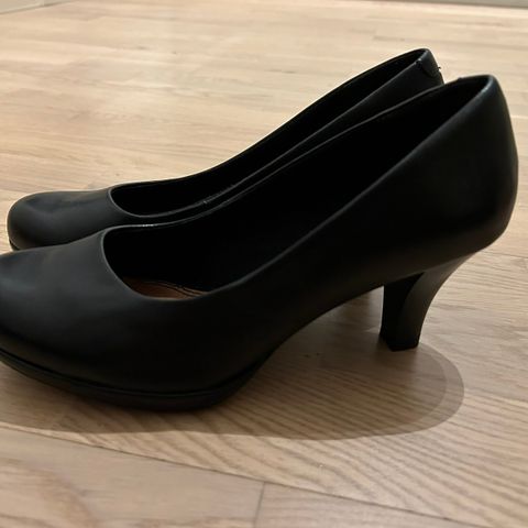Flotte softwalk svarte sko/pumps str 37 med høye hæler, som nye