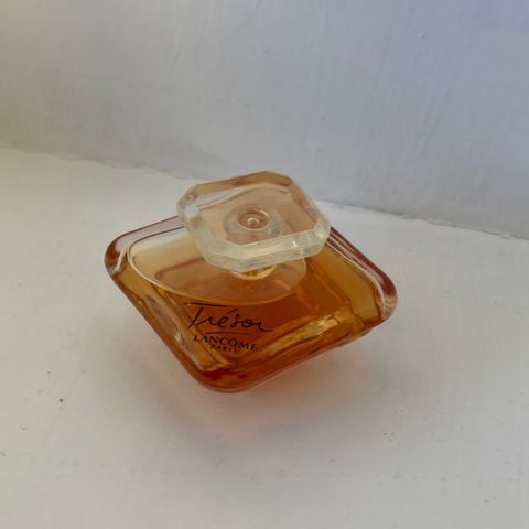 Selger miniatyr vintage parfyme Lancome Tresor 5 ml.