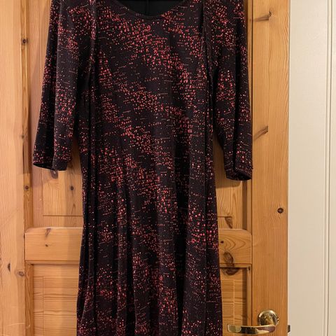 Glitrete svart / rød burgunder kjole