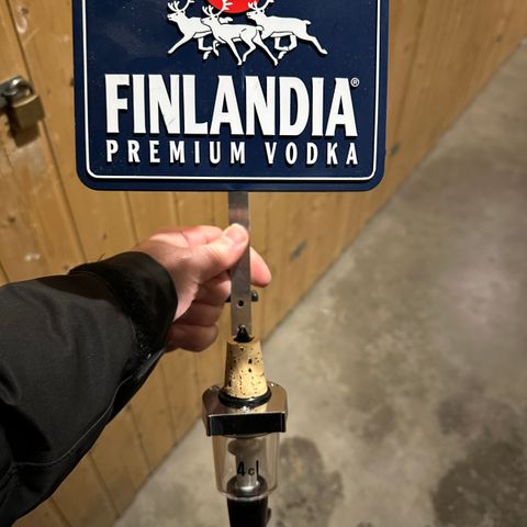 Barutstyr, bar: vegghengt flaskestativ med  måleenhet Finlandi NY/UBRUKT