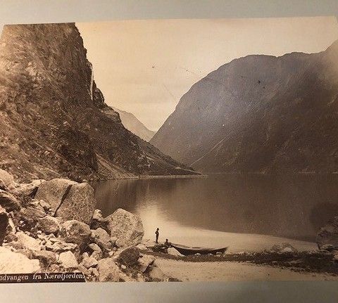 "Gudvangen ved Nærøfjorden i Sogn" 1888. Historisk fotografi.