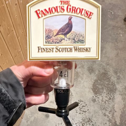 Barutstyr, bar: vegghengt flaskestativ med 4cl måleenhet Famous Grouse