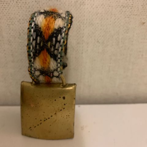 Liten bjelle i messing. Ca. 3x 3 cm. Grei stand. God lyd.