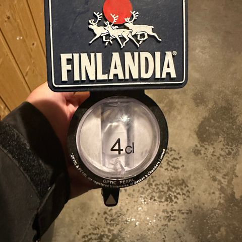 Barutstyr, bar: vegghengt flaskestativ med  måleenhet Finlandiia 4cl NY/UBRUKT