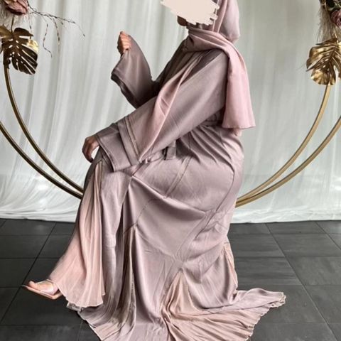 Abaya med skjerf