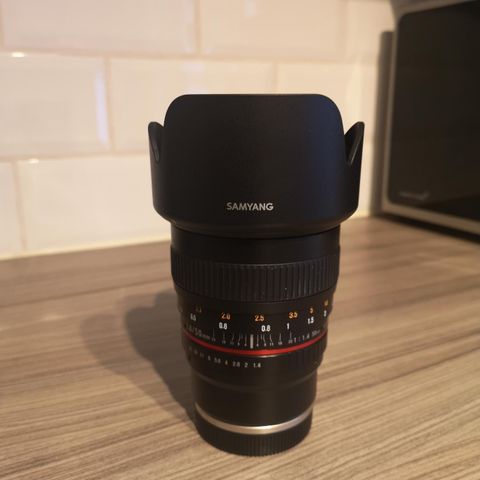 Samyang f/1.4 Sony E-mount fullformat.