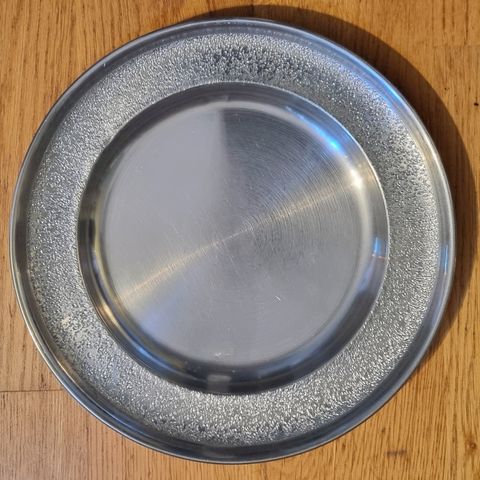 4 Pynte tallerkener i Tinn/Pewter