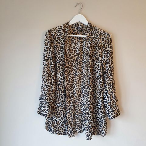 Pent brukt leopard bluse