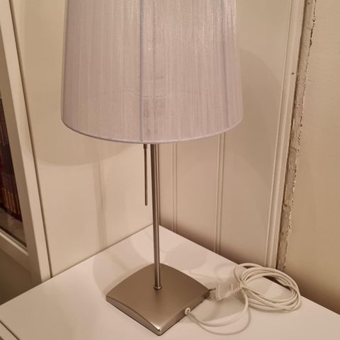 Bordlampe med elegant skjerm selges