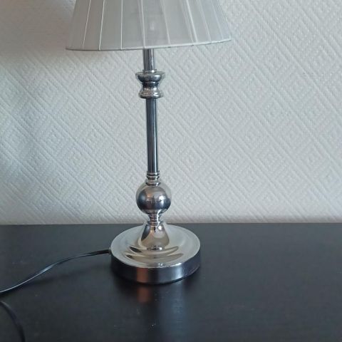 Sølvfarget lampe