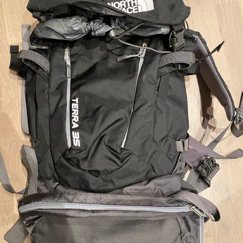 THE NORTH FACE FJELLSEKK SVART/GRÅ 35L