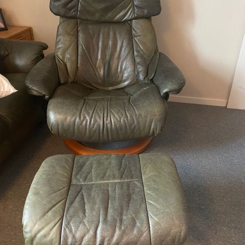 Ekornes 4 seter "Stockholm" skinnsofa + Reno stressless i skinn med fotskammel