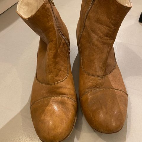 Beautiful Gidigio Made In Italy leather booth. Ladies 39.5. Tan leather.