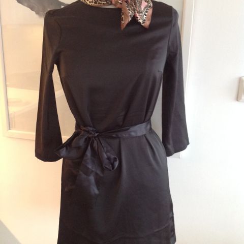 Klassisk sort kjole m. smykke detalj rygg. Str. 36