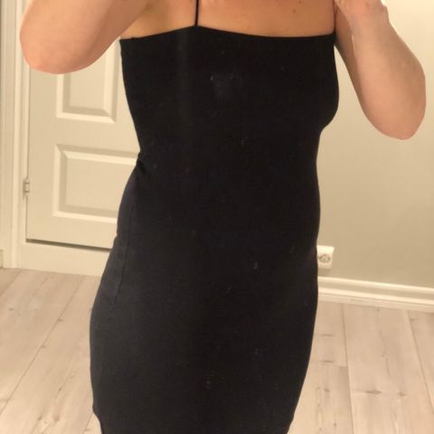 Sort / svart kort elastisk kjole med stropper til dame str S fra Zara