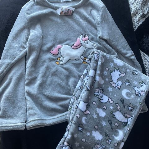 Unicorn pyjamas til salgs