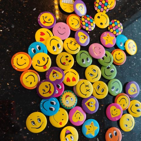 50stk 30mm smiley pins