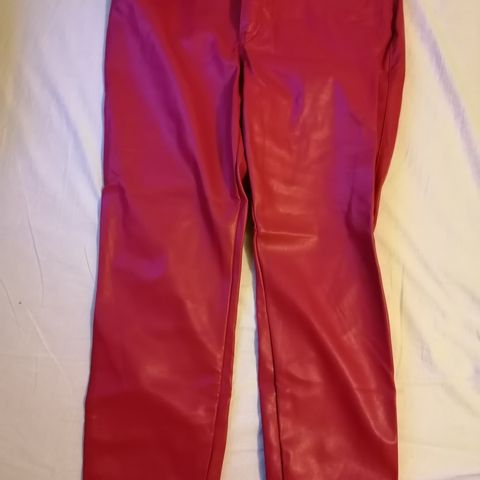 Røde bukser I skinn imitasjon str 44, stretch