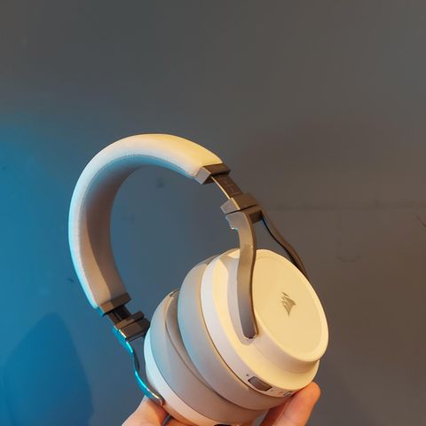 Virtuoso RGB trådløst headset Hvit