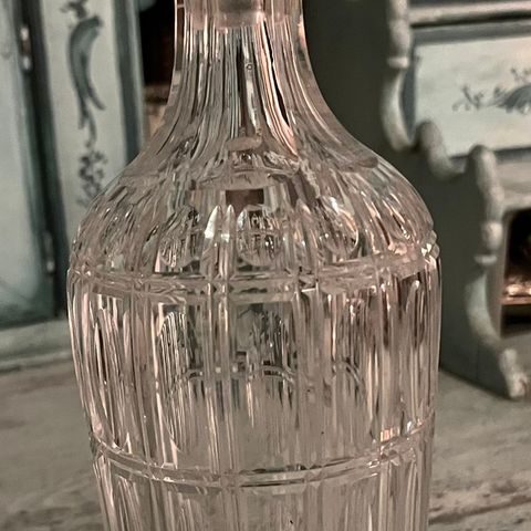 Nydelig gammel krystall vin-karaffel med gravert klassisk mønster.