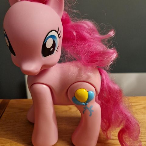 Pinkie Pie Hasbro ponni som synger og går