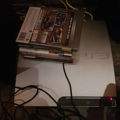 Ps3 o god stand. Lite brukt siste 5 år..