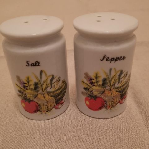 Vintage salt og pepperbøsse.