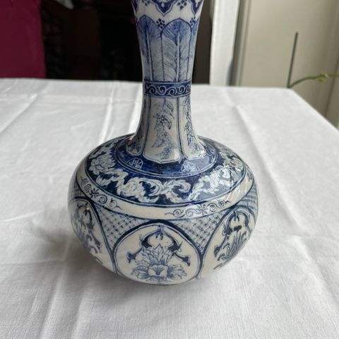 gammel vietnamesisk langhalset vase med blomster i paneler designet