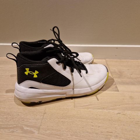 UA basket sko 36