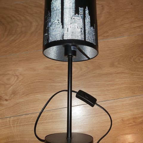 Scan-Lights AS. Kul bordlampe / lampe med megapolis motiv.