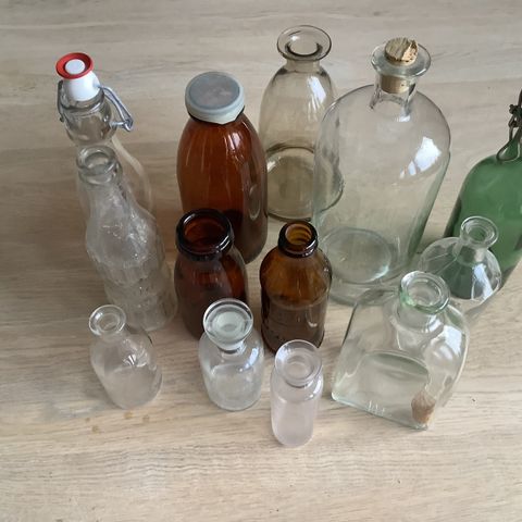 Samling av gamle flasker melkeflasker etc.