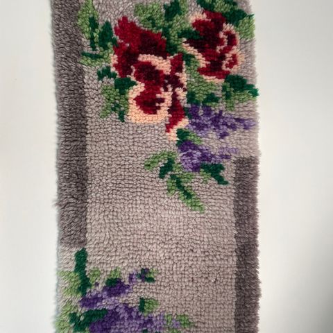 Veggteppe med blomster (75 cm x 35 cm)