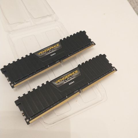 Corsair Venegance 32gb 3000mhz DDR4 minnebrikker