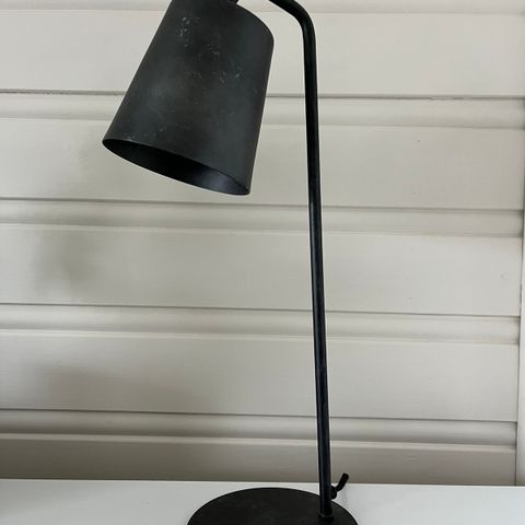 Mørk brun bordlampe